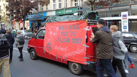 Die Pathologisierung von Trans*Menschen stoppen - eine wichtige Forderung auch auf dem Berliner Trans*March im Jahr 2016.
