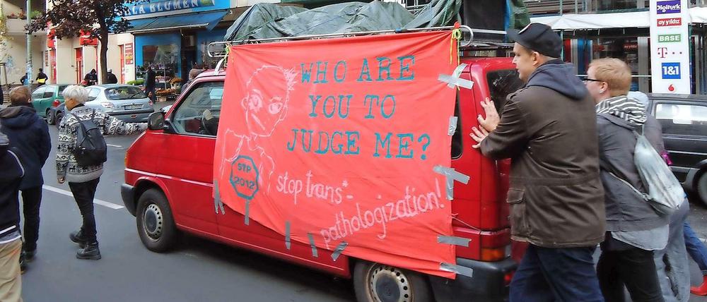 Die Pathologisierung von Trans*Menschen stoppen - eine wichtige Forderung auch auf dem Berliner Trans*March im Jahr 2016.