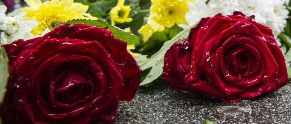 Rosen, Zeichen des Gedenkens. (Symbolbild)