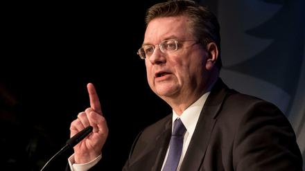 Reinhard Grindel verteidigt seine Position. 