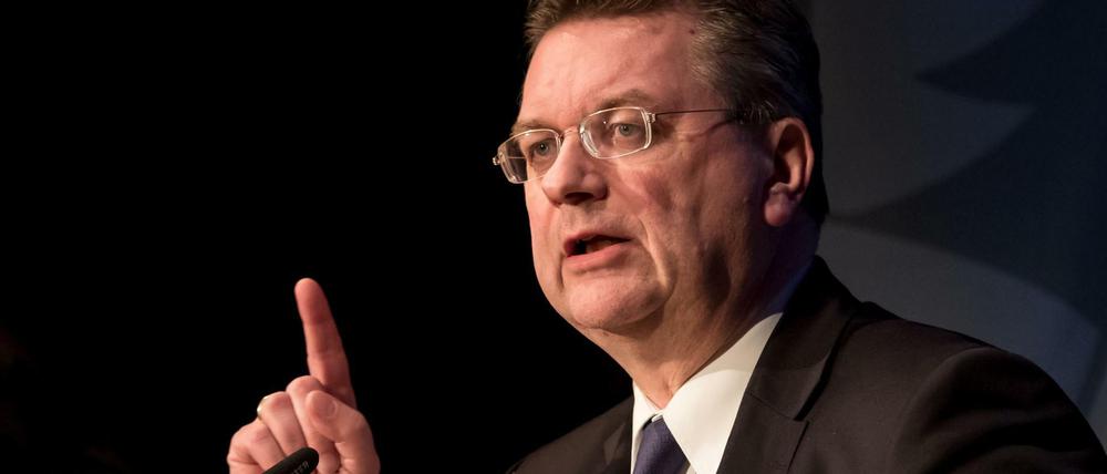 Reinhard Grindel verteidigt seine Position. 