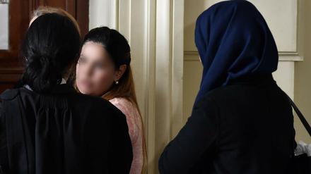 Eines der Opfer erscheint am Donnerstag in Brüssel vor Gericht.