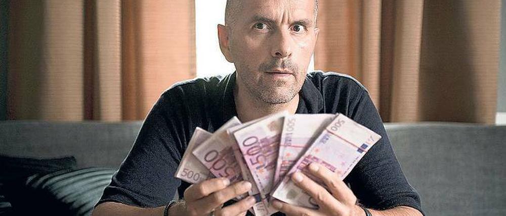 Geldsegen. Der Bewährungshelfer Benno (Christoph Maria Herbst) kann sein Glück nicht fassen, das er plötzlich in seinen Händen hält.