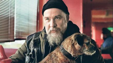 Nicht ohne meinen Hund. Regisseur Bouli Lanners spielt eine der Hauptrollen, und ohne seinen Hund Gibus wäre dieser Film nicht denkbar.