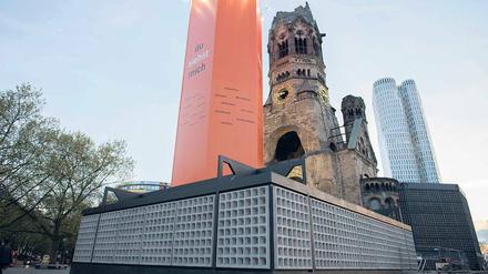 Ruhe-Oase im Großstadttrubel. Die Kapelle der Gedächtniskirche mit der Betonwaben-Wand.
