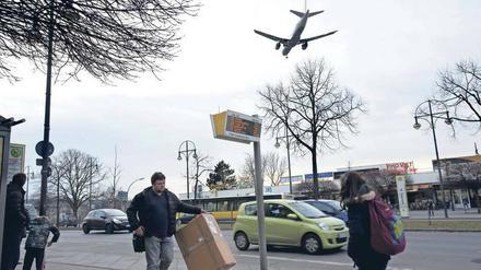 Willkommen in der Einflugschneise. Kurt-Schumacher-Platz, nahe dem Flughafen Tegel.