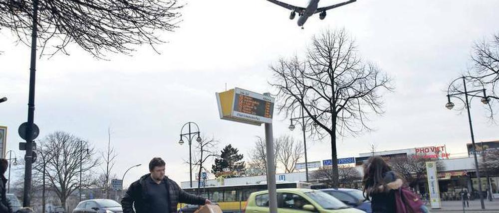 Willkommen in der Einflugschneise. Kurt-Schumacher-Platz, nahe dem Flughafen Tegel.