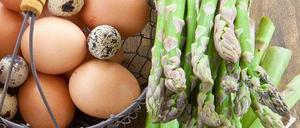 Gesund und lecker. Grüner Spargel ist reich an Vitaminen und kalorienarm.