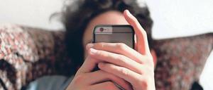 Das Flimmerlicht von Smartphones, Fernsehern und Computern hindert viele daran, vor dem Schlafengehen zur Ruhe zu kommen. 