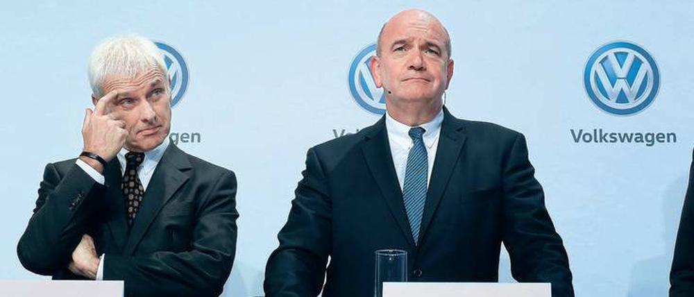 Der Ärger nimmt kein Ende: VW-Vorstandschef Matthias Müller (links) und der Betriebsratsvorsitzende Bernd Osterloh im November letzten Jahres in Wolfsburg.