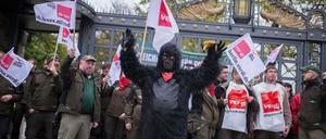 Mitarbeiter des Berliner Zoos stehen am 08.05.2017 während eines Warnstreiks vor dem Zoo in Berlin.