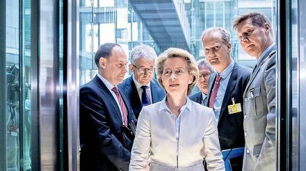 Alles unter Kontrolle? Ministerin Ursula von der Leyen (CDU) auf dem Weg zur Sondersitzung des Verteidigungsausschusses.