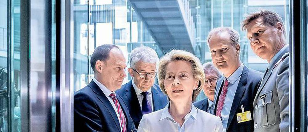 Alles unter Kontrolle? Ministerin Ursula von der Leyen (CDU) auf dem Weg zur Sondersitzung des Verteidigungsausschusses. 