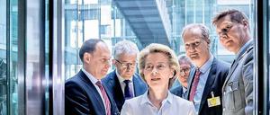 Alles unter Kontrolle? Ministerin Ursula von der Leyen (CDU) auf dem Weg zur Sondersitzung des Verteidigungsausschusses. 