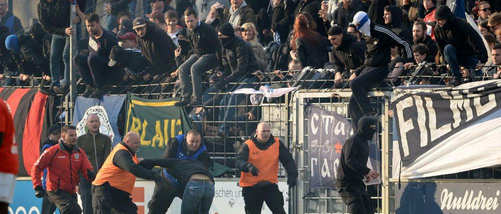 Cottbusser Fans stürmen den Platz.