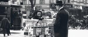 Im Kaiserreich gab es keine politische Opposition. Diese Funktion übernahm die "Meinungspresse", was ihr eine schnell wachsende Bedeutung verlieh. Es herrschte ein harter Konkurrenzkampf um die Leser der Drei-Millionen-Stadt Berlin.