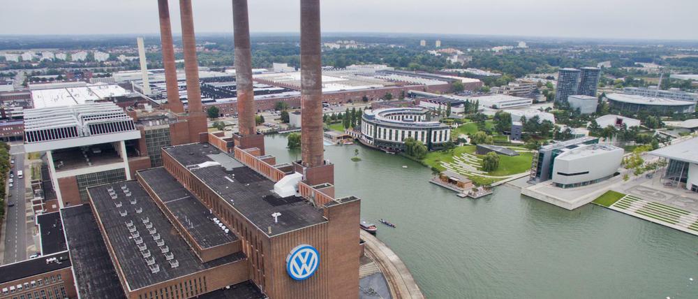 Das VW-Werk mit dem Heizkraftwerk (links) und der Autostadt (rechts) in Wolfsburg.