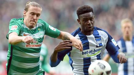 Wer wird der Mann neben Jordan Torunarigha (re.)? Hertha sucht einen Innenverteidiger. Max Kruse (li.) wird es jedenfalls nicht.