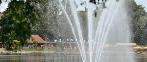Das Strandbad Weißensee kann wahrscheinlich am Freitag wieder öffnen - dank der Unterstützung der Berliner Bäder-Betriebe.