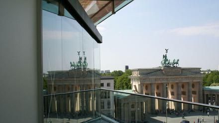 Beeindruckender Ausblick: Das Brandenburger Tor spiegelt sich in der Fassade der Akademie.
