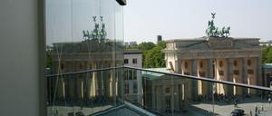 Beeindruckender Ausblick: Das Brandenburger Tor spiegelt sich in der Fassade der Akademie.