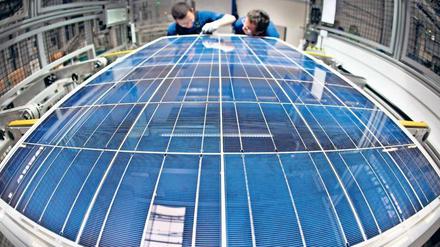 Kontrolle der Module in der Solarworld-Fertigung. Was aus dem Unternehmen und seinen Arbeitsplätzen wird, liegt nun in der Hand des Insolvenzverwalters.