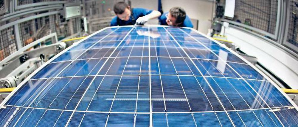 Kontrolle der Module in der Solarworld-Fertigung. Was aus dem Unternehmen und seinen Arbeitsplätzen wird, liegt nun in der Hand des Insolvenzverwalters.