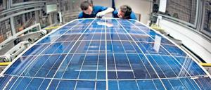 Kontrolle der Module in der Solarworld-Fertigung. Was aus dem Unternehmen und seinen Arbeitsplätzen wird, liegt nun in der Hand des Insolvenzverwalters.