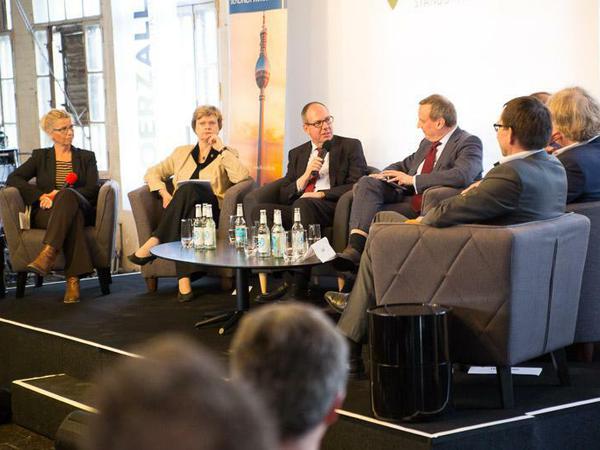 Bei der Veranstaltung der IHK diskutierten Staatssekretär Henner Bunde, Bezirksbürgermeisterin Cerstin Richter-Kotowski und Birgit Möhring (BIM) mit Unternehmensvertretern.
