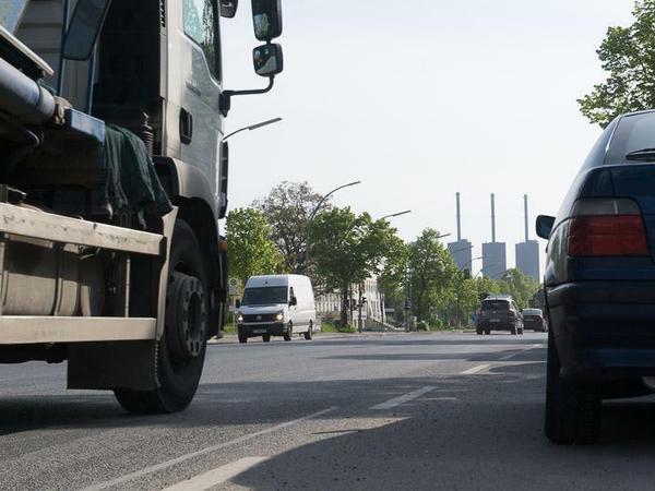 Die Verkehrsanbindung ist für die Betriebe ein zentrales Problem: Nur ein Bus erschließt das Gebiet, die nahe Knesebeckbrücke über den Teltowkanal ist für Lastwagen gesperrt.