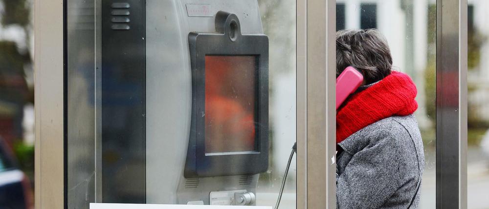 In Brandenburg hat man oft kein Handynetz. Dann hilft nur eine klassische Telefonzelle.