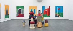 Was machen wir hier? Blick in Schüttes Ausstellung mit den älteren „Gartenzwergen“ und einer aktuellen Serie von Holzschnitten. 
