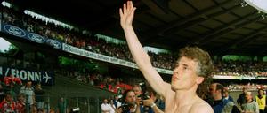 Toni Polster muss 1998 den ersten Abstieg mit Köln verkraften.