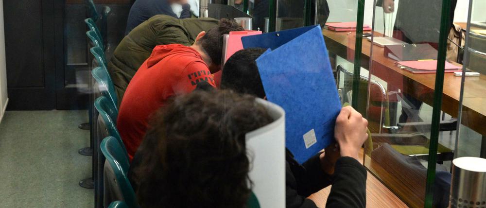 Sechs junge Männer müssen sich wegen versuchten Mordes verantworten. Sie versuchten, einen Obdachlosen anzuzünden.