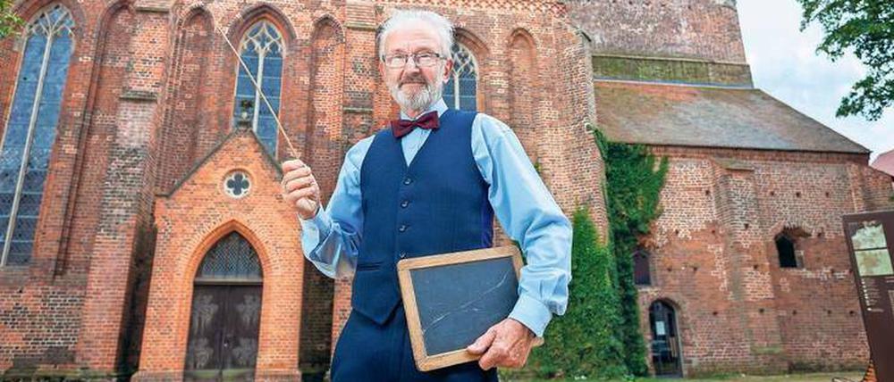 Aufgepasst! Ein Lehrer führt durchs Städtchen. In Wahrheit ist es Horst Gutsche, Vorsitzender der Herzberger Münzfreunde, ein heimatverbundenes Urgestein. Foto: Andreas Franke/LKEE