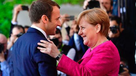 Herzlicher Empfang: Emmanuel Macron und Angela Merkel am Montag in Berlin.