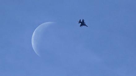 Ein Flugzeug der US-geführten Koalition 2014 über Kobane an der türkisch-syrischen Grenze. (Archiv)