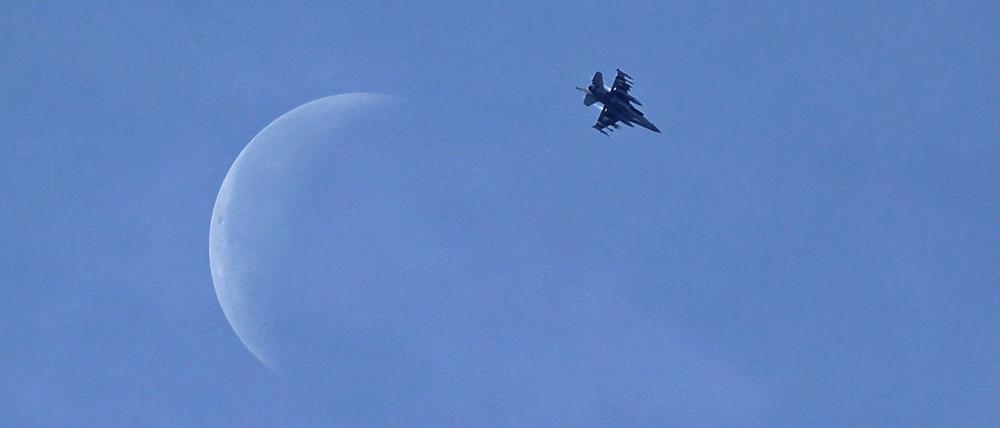 Ein Flugzeug der US-geführten Koalition 2014 über Kobane an der türkisch-syrischen Grenze. (Archiv)
