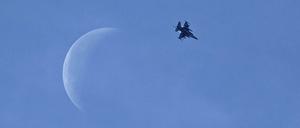 Ein Flugzeug der US-geführten Koalition 2014 über Kobane an der türkisch-syrischen Grenze. (Archiv)