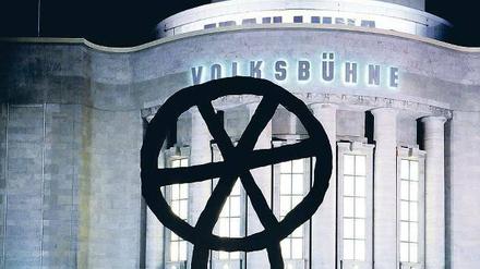 Wahrzeichen bei Tag und Nacht: Das Rad vor der Volksbühne.