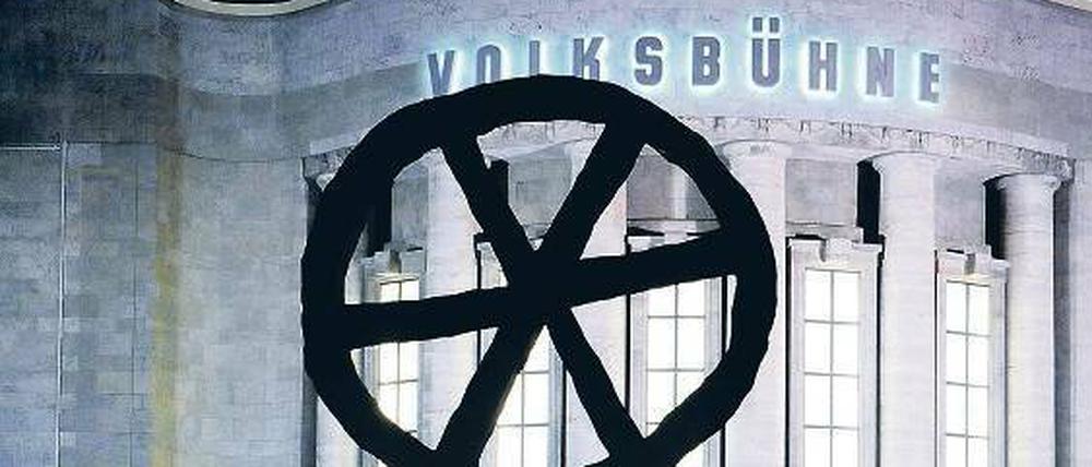 Wahrzeichen bei Tag und Nacht: Das Rad vor der Volksbühne.
