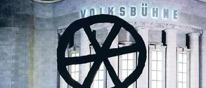 Wahrzeichen bei Tag und Nacht: Das Rad vor der Volksbühne.