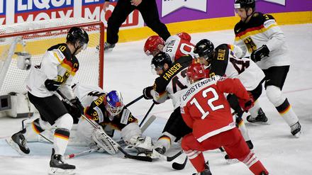 Deutschlands Torwart Danny aus den Birken (2.v.l.) fängt den Puck.