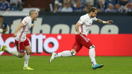Nicht einmal Kyriakos Papadopoulos (links) kann Torschütze Pierre-Michel Lasogga beim Jubeln stoppen.