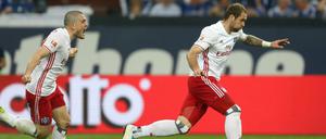 Nicht einmal Kyriakos Papadopoulos (links) kann Torschütze Pierre-Michel Lasogga beim Jubeln stoppen.