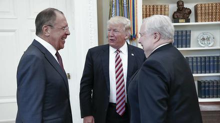 US-Präsident Trump (Mitte) mit Russlands Außenminister Lawrow (links) und dem russischen Botschafter Kisljak