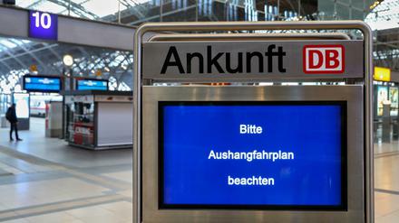 Auch die Bahn trifft der Hackerangriff. An vielen Bahnhöfen vielen die Anzeigetafeln aus.