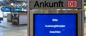 Auch die Bahn trifft der Hackerangriff. An vielen Bahnhöfen vielen die Anzeigetafeln aus.