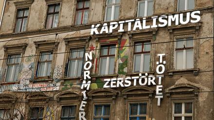 Hier ist der Gegner noch klar. Fassade in der Berliner Kastanienallee, Prenzlauer Berg.