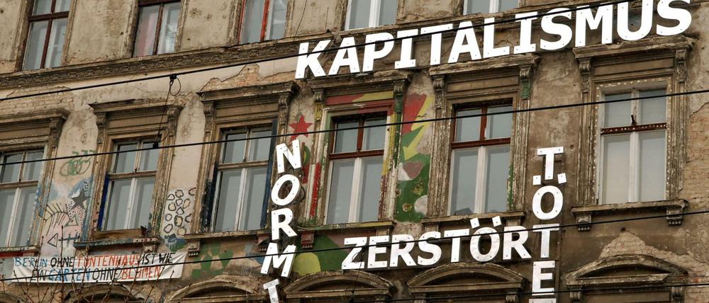Hier ist der Gegner noch klar. Fassade in der Berliner Kastanienallee, Prenzlauer Berg.